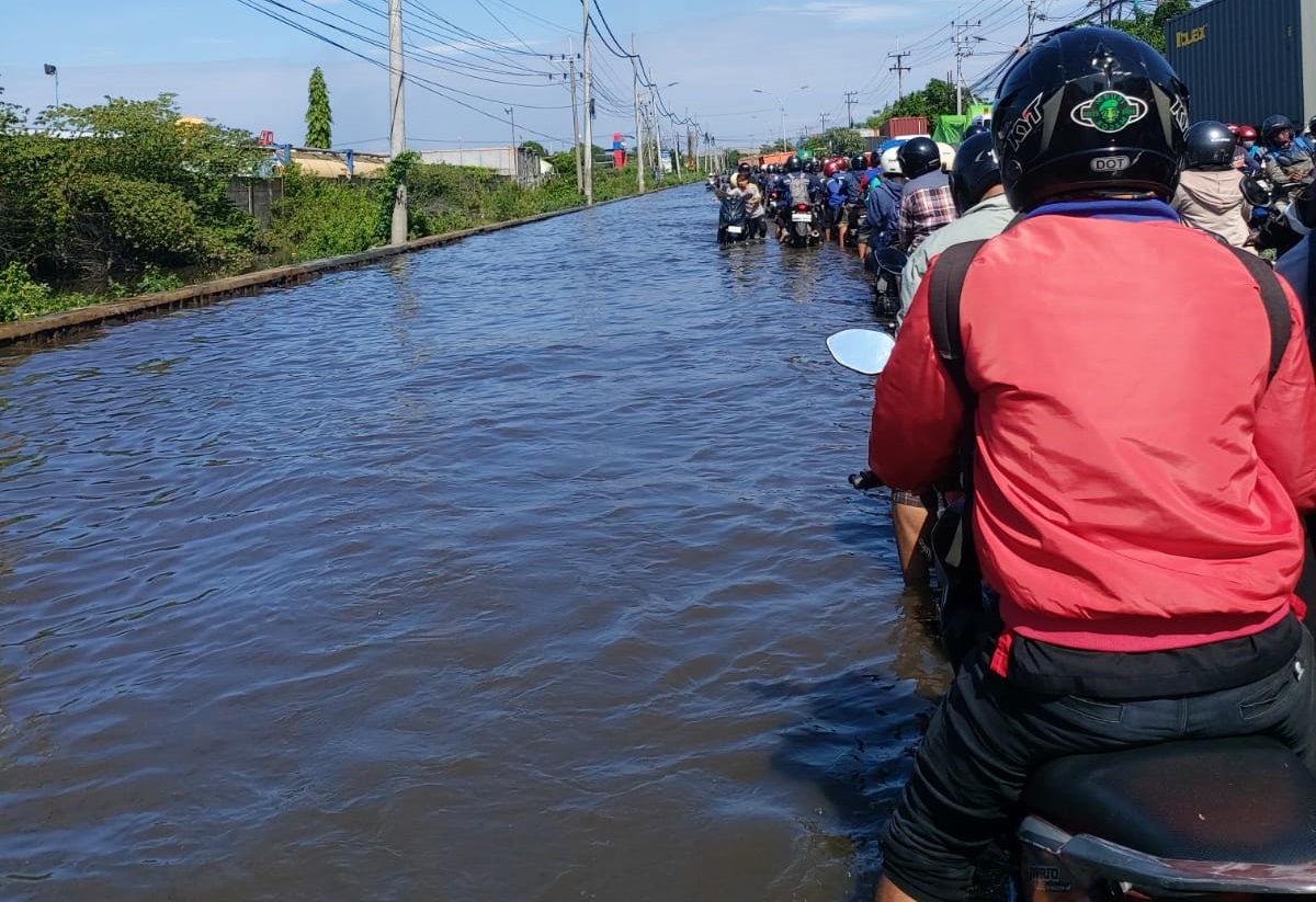 Sejumlah motor antre dan mogok imbas genangan air di Branjangan, Surabaya. Selain itu, ada truk mogok di atas Jembatan Branjangan, Selasa (6/2/2024) pagi. Foto: Hanif untuk suarasurabaya.net