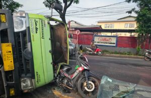 Kecelakaan Truk Box dan Motor di Sukorejo Pasuruan
