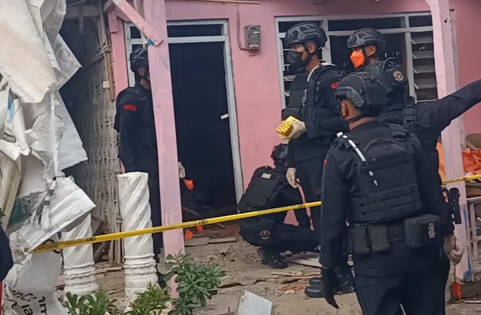 Tim Penjinak Bahan Peledak (Jihandak) Brimob Polda Jawa Timur (Jatim) ketika menyelidiki rumah milik Husairi Ketua KPPS di Pamekasan yang diteror bom oleh orang tidak dikenal. Foto: Ziyad Firdaus Radio Karimata Pamekasan