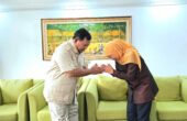 Khofifah Indar Parawansa memberikan ucapkan selamat kepada Prabowo Subianto ketika berjumpa di Bandara Halim Perdanakusuma Jakarta pada Sabtu (17/2/2024) pagi. Foto: Istimewa