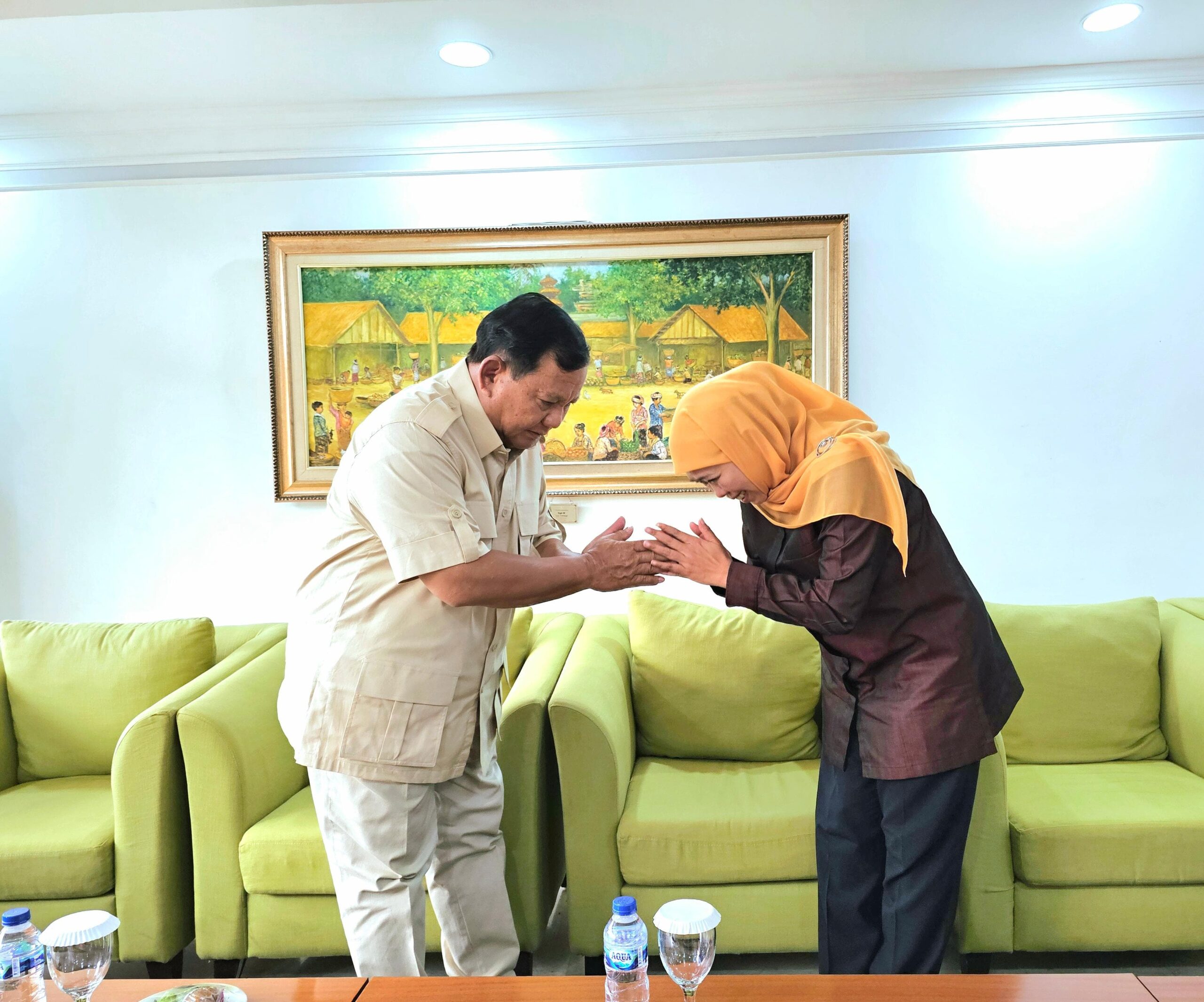 Khofifah Indar Parawansa memberikan ucapkan selamat kepada Prabowo Subianto ketika berjumpa di Bandara Halim Perdanakusuma Jakarta pada Sabtu (17/2/2024) pagi. Foto: Istimewa