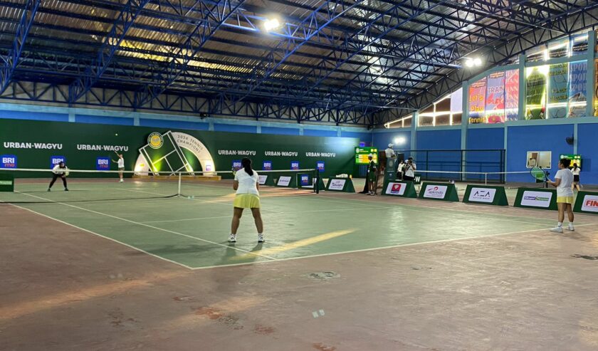 Petenis muda hingga pra lansia 20-50 tahun di Surabaya ikuti UW Open Championships di Lapangan Tenis Unesa, Kamis (22/2/2024). Foto: Meilita suarasurabaya.net