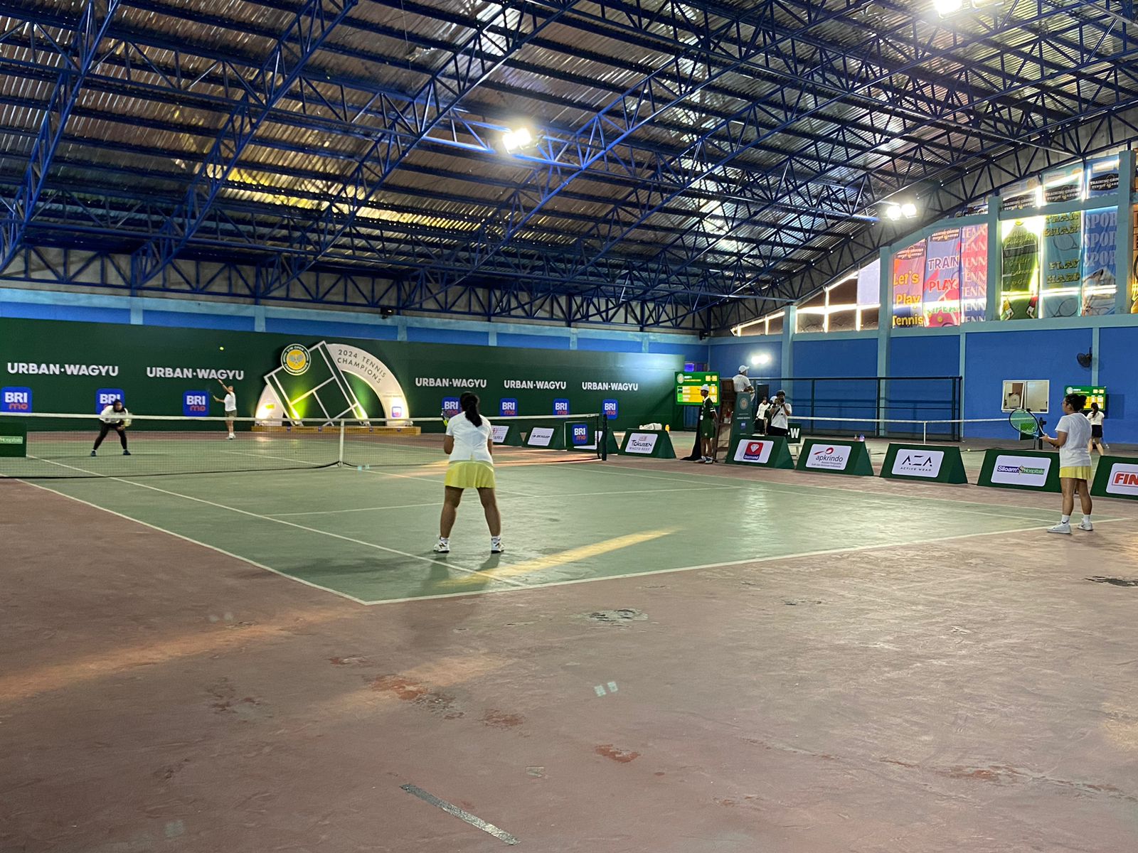 Petenis muda hingga pra lansia 20-50 tahun di Surabaya ikuti UW Open Championships di Lapangan Tenis Unesa, Kamis (22/2/2024). Foto: Meilita suarasurabaya.net