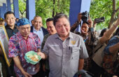 Airlangga Hartato Menteri Koordinator Bidang Perekonomian menunjukkan menu makan siang gratis untuk pelajar di SMPN 2 Curug, Kabupaten Tangerang, Banten. Foto: Antara