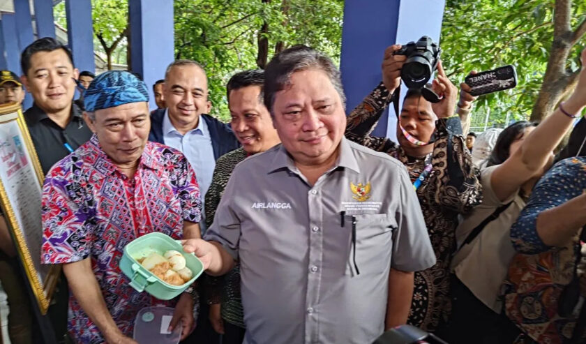 Airlangga Hartato Menteri Koordinator Bidang Perekonomian menunjukkan menu makan siang gratis untuk pelajar di SMPN 2 Curug, Kabupaten Tangerang, Banten. Foto: Antara