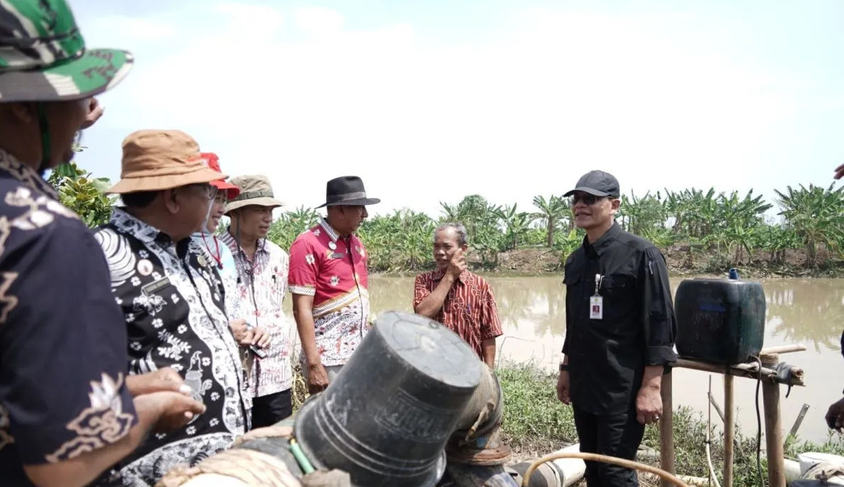 Ali Jamil Direktur Jenderal Prasarana dan Sarana Kementerian Pertanian (kanan) tinjau lokasi penerima manfaat dari Kementerian Pertanian. Foto: Antara