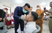 Ali Kuncoro Pj Wali Kota Mojokerto ketika memberikan vaksin Polio kepada siswa di kota setempat beberapa waktu lalu. Foto: Humas Pemkot Mojokerto