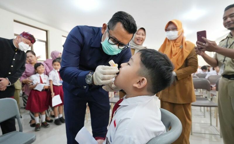 Ali Kuncoro Pj Wali Kota Mojokerto ketika memberikan vaksin Polio kepada siswa di kota setempat beberapa waktu lalu. Foto: Humas Pemkot Mojokerto