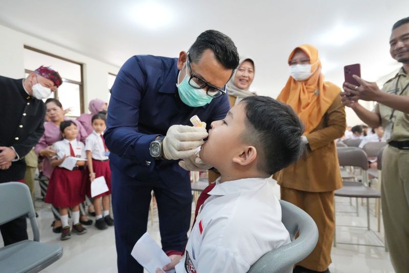 Ali Kuncoro Pj Wali Kota Mojokerto ketika memberikan vaksin Polio kepada siswa di kota setempat beberapa waktu lalu. Foto: Humas Pemkot Mojokerto