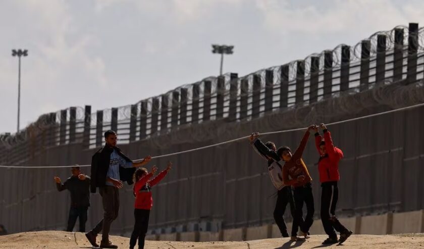 Anak-anak Palestina yang mengungsi karena serangan Israel, bermain saat mereka berlindung di perbatasan dengan Mesir, di tengah konflik Israel dan Hamas, di Rafah di Jalur Gaza selatan, pada Kamis (15/2/2024). Foro: Reuters