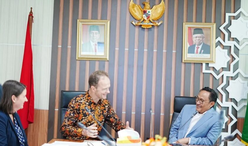 Aqil Irham Kepala BPJPH Kemenag (kanan) saat menggelar pertemuan dengan Duta Besar Luar Biasa dan Berkuasa Penuh Inggris untuk Indonesia Dominic Jermey (kiri) di Kantor BPJPH, Jakarta. Foto: Antara