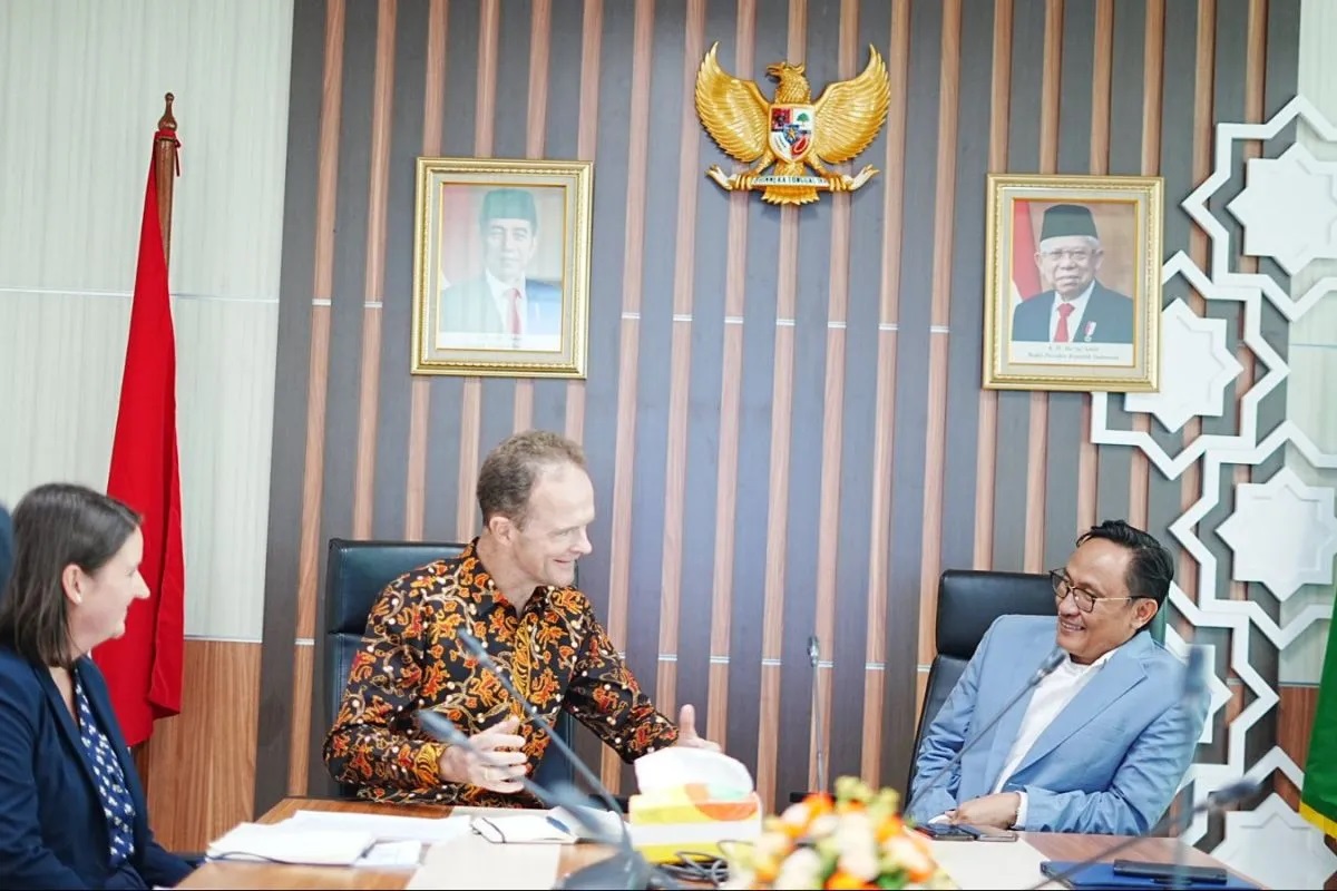 Aqil Irham Kepala BPJPH Kemenag (kanan) saat menggelar pertemuan dengan Duta Besar Luar Biasa dan Berkuasa Penuh Inggris untuk Indonesia Dominic Jermey (kiri) di Kantor BPJPH, Jakarta. Foto: Antara