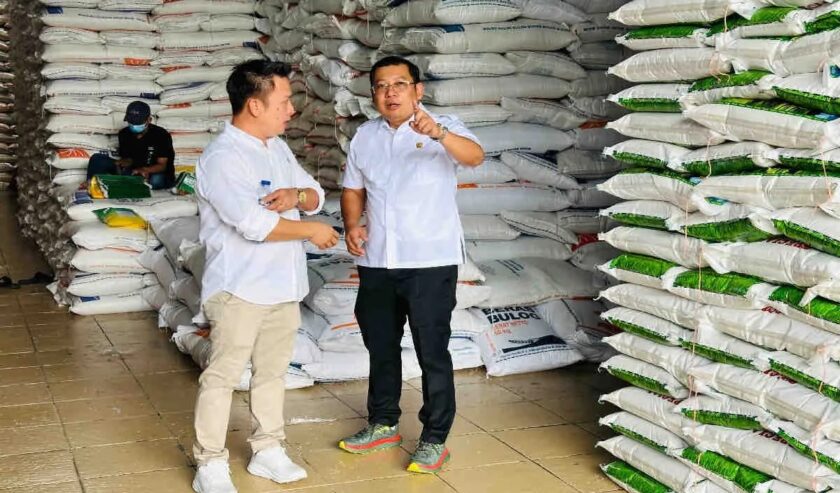 Arief Prasetyo Adi Kepala Badan Pangan Nasional (Bapanas) (kanan) meninjau stok beras di Pasar Induk Beras Cipinang (PIBC), Jakarta, Kamis (15/2/2024). Foto: Antara