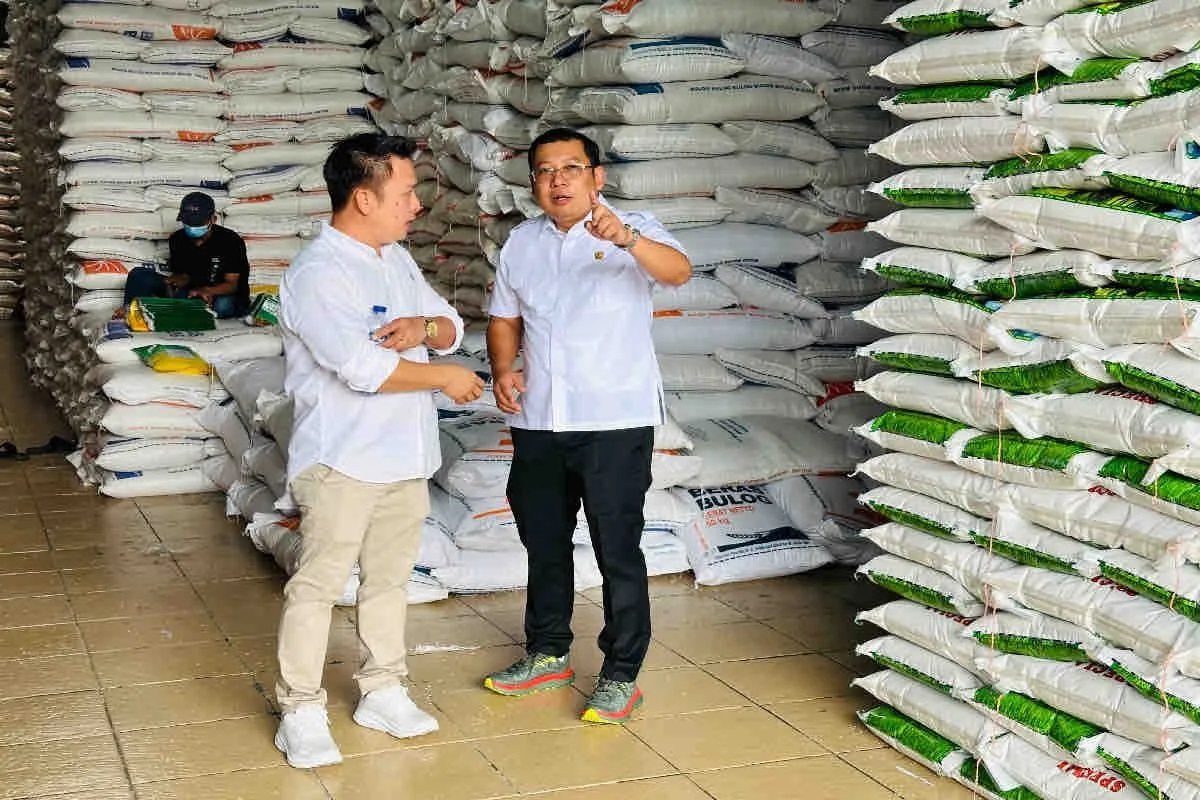 Arief Prasetyo Adi Kepala Badan Pangan Nasional (Bapanas) (kanan) meninjau stok beras di Pasar Induk Beras Cipinang (PIBC), Jakarta, Kamis (15/2/2024). Foto: Antara