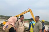 Nana Sudjana Penjabat Gubernur Jawa Tengah (Jateng) didampingi Eisti'anah Bupati Demak meninjau lokasi banjir di Demak, Sabtu (10/2/2024). Foto: Humas Pemprov Jateng