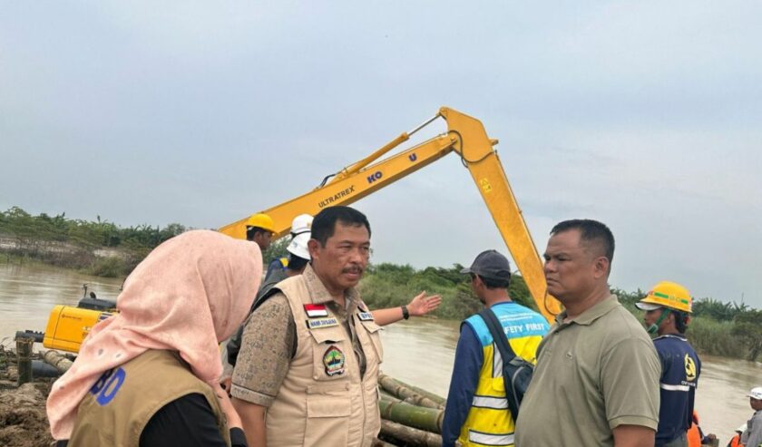 Nana Sudjana Penjabat Gubernur Jawa Tengah (Jateng) didampingi Eisti'anah Bupati Demak meninjau lokasi banjir di Demak, Sabtu (10/2/2024). Foto: Humas Pemprov Jateng