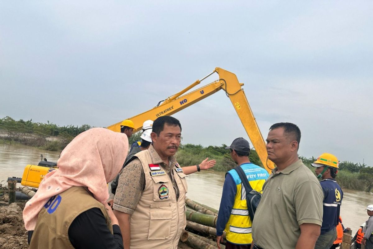 Nana Sudjana Penjabat Gubernur Jawa Tengah (Jateng) didampingi Eisti'anah Bupati Demak meninjau lokasi banjir di Demak, Sabtu (10/2/2024). Foto: Humas Pemprov Jateng