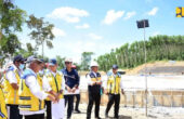 Basuki Hadimuljono Menteri Pekerjaan Umum dan Perumahan Rakyat (PUPR) meninjau pembangunan Instalasi Pengolahan Air (IPA) Sepaku di Penajam Paser Utara, Kalimantan Timur, Kamis (29/2/2024). Foto: Antara
