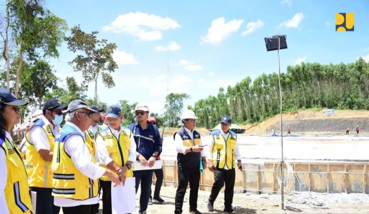 Basuki Hadimuljono Menteri Pekerjaan Umum dan Perumahan Rakyat (PUPR) meninjau pembangunan Instalasi Pengolahan Air (IPA) Sepaku di Penajam Paser Utara, Kalimantan Timur, Kamis (29/2/2024). Foto: Antara