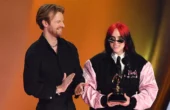 Billie Eilish dan Finneas O'Connell menerima penghargaan lagu terbaik tahun ini untuk “What Was I Made For?" di Grammy 2024. Foto: Getty Images