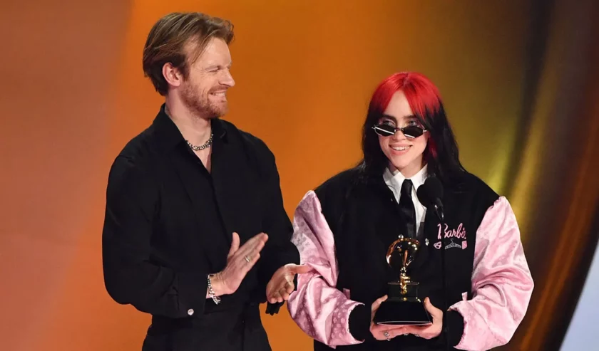 Billie Eilish dan Finneas O'Connell menerima penghargaan lagu terbaik tahun ini untuk “What Was I Made For?" di Grammy 2024. Foto: Getty Images