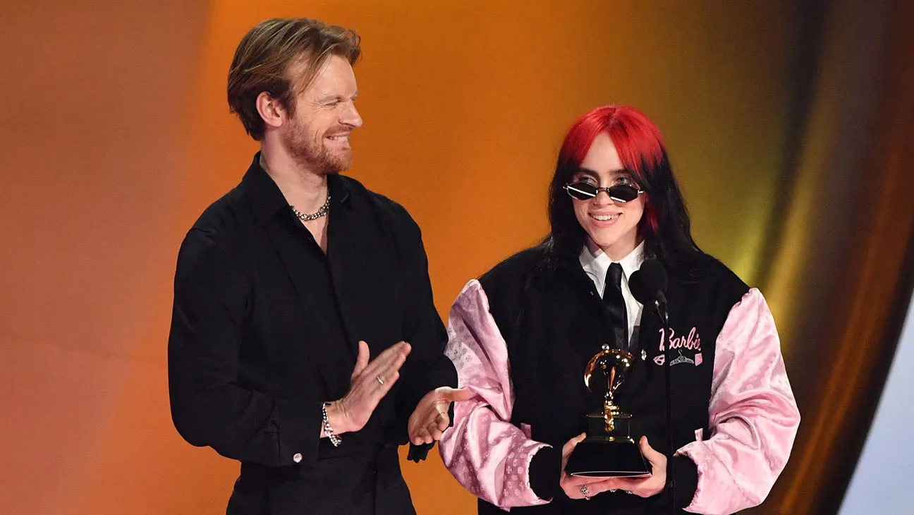 Billie Eilish dan Finneas O'Connell menerima penghargaan lagu terbaik tahun ini untuk “What Was I Made For?" di Grammy 2024. Foto: Getty Images