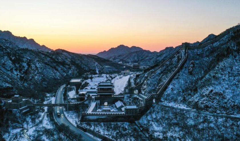 Foto udara ketika Tembok Besar bagian Juyongguan tertutup salju ketika matahari terbit di Beijing, China pada 16 Desember 2023. Foto: Xinhua