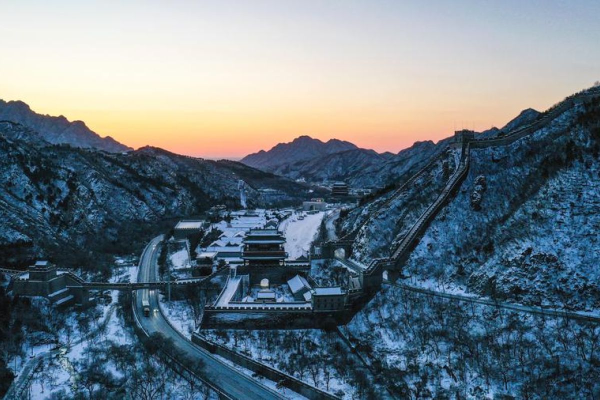Foto udara ketika Tembok Besar bagian Juyongguan tertutup salju ketika matahari terbit di Beijing, China pada 16 Desember 2023. Foto: Xinhua