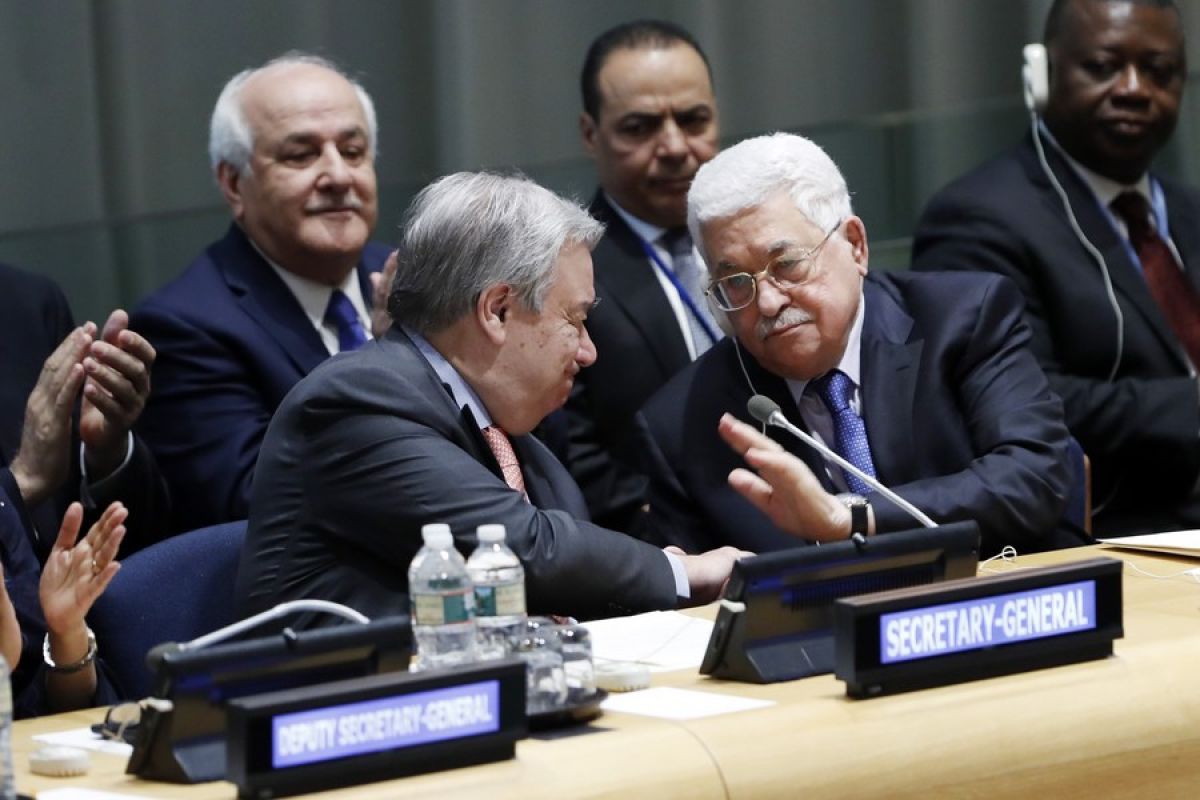 Antonio Guterres Sekretaris Jenderal PBB (kiri) berjabat tangan dengan Mahmoud Abbas Presiden Palestina. Foto : Antara