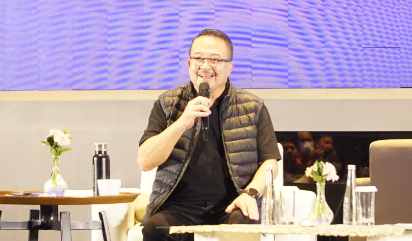 Prof. Rhenald Kasali Komisaris Utama PT Pos Indonesia dan Founder Rumah Perubahan menyampaikan materi dalam Wawasan Business Forum #TheNextGiant di Ballroom DoubleTree by Hilton Surabaya, pada Jumat (23/2/2024). Foto: Dukut suarasurabaya.net
