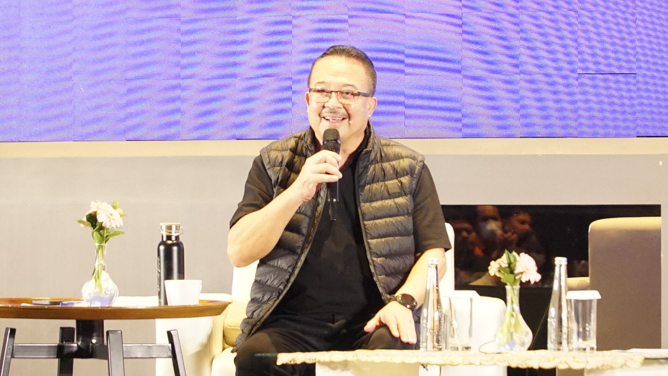 Prof. Rhenald Kasali Komisaris Utama PT Pos Indonesia dan Founder Rumah Perubahan menyampaikan materi dalam Wawasan Business Forum #TheNextGiant di Ballroom DoubleTree by Hilton Surabaya, pada Jumat (23/2/2024). Foto: Dukut suarasurabaya.net