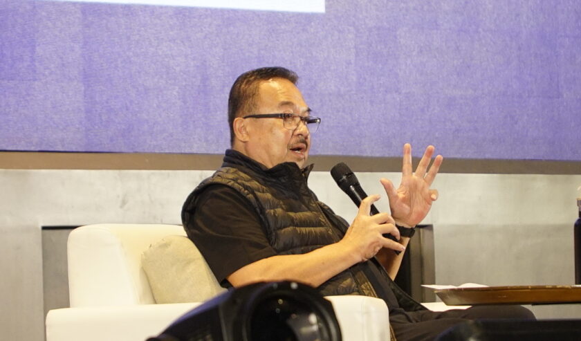 Prof. Rhenald Kasali Komisaris Utama PT Pos Indonesia dan Founder Rumah Perubahan menyampaikan materi dalam Wawasan Business Forum #TheNextGiant di Ballroom DoubleTree by Hilton Surabaya, pada Jumat (23/2/2024). Foto: Dukut suarasurabaya.net