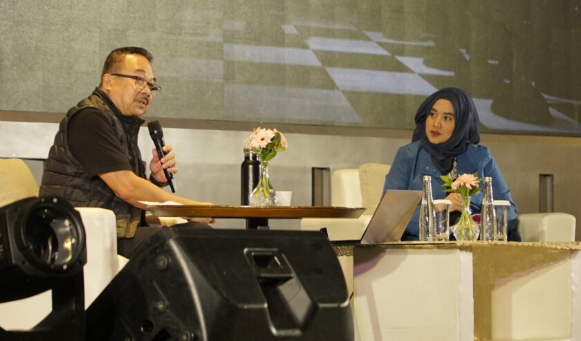 Prof. Rhenald Kasali, Komisaris Utama PT Pos Indonesia dan Founder Rumah Perubahan dan Restu Indah, penyiar Suara Surabaya sekaligus moderator Wawasan Business Forum #TheNextGiant di Ballroom DoubleTree by Hilton Surabaya, pada Jumat (23/2/2024). Foto: Dukut suarasurabaya.net