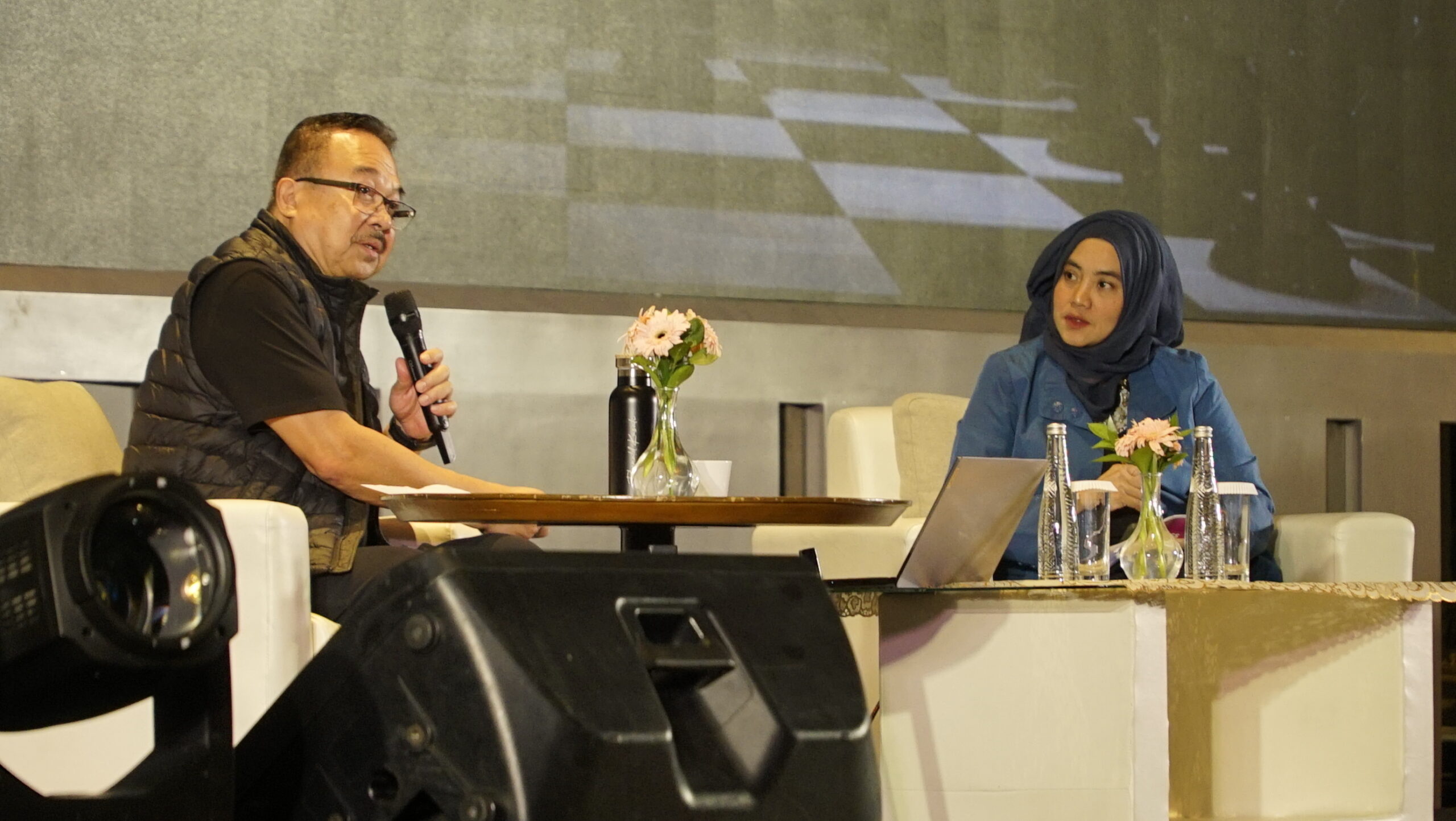 Prof. Rhenald Kasali, Komisaris Utama PT Pos Indonesia dan Founder Rumah Perubahan dan Restu Indah, penyiar Suara Surabaya sekaligus moderator Wawasan Business Forum #TheNextGiant di Ballroom DoubleTree by Hilton Surabaya, pada Jumat (23/2/2024). Foto: Dukut suarasurabaya.net