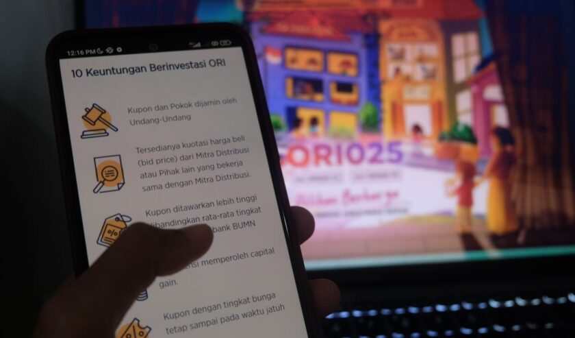 Pengguna mengecek informasi penawaran surat berharga negara (SBN) ritel jenis Obligasi Negara Ritel seri 025 (ORI025) melalui halaman situs Direktorat Jenderal Pembiayaan dan Pengelolaan Risiko (DJPPR) Kemenkeu di Jakarta, Minggu (18/2/2024). Foto : Antara