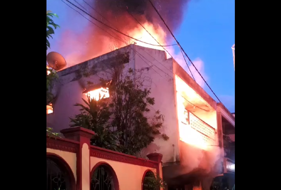 Tangkap layar kebakaran rumah di Jalan Margodadi, Surabaya terbakar pada Selasa (6/2/2024) pagi. Foto: Djunaedi Purwono untuk suarasurabaya.net