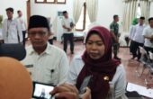 Esiti'anah Bupati Demak didampingi Muhamad Hasan Chabibie Penjabat Bupati Kudus usai rapat koordinasi di Ruang Pendopo Kabupaten Kudus, Jumat (16/2/2024). Foto : Antara