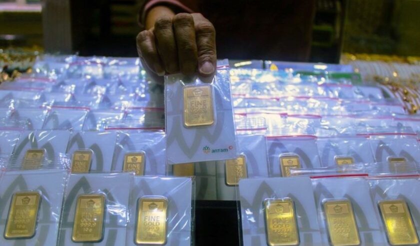 Ilustrasi - Seorang pedagang menunjukkan emas batangan yang dijual di Jakarta. Foto: Antara