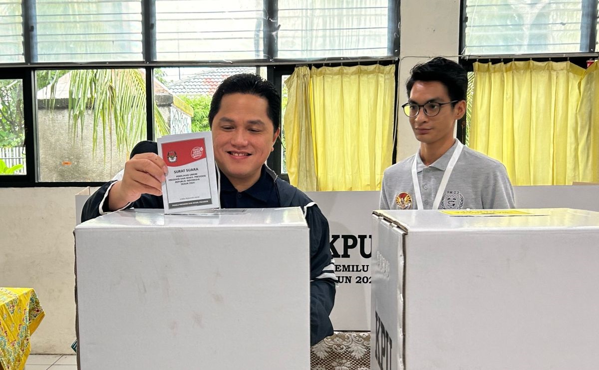 Erick Thohir Menteri Badan Usaha Milik Negara (BUMN) saat memasukan surat suara miliknya di TPS 17 Kebon Baru, Tebet, Jakarta, Rabu (14/2/2024). Foto: Antara