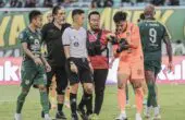 Ernando Ari Sutaryadi mengalami cedera dalam pertandingan melawan Bhayangkara FC di Stadion Gelora Bung Tomo (GBT), Minggu (4/2/2024) sore. Foto: Persebaya