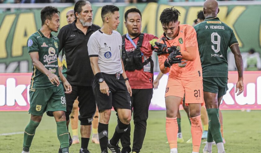 Ernando Ari Sutaryadi mengalami cedera dalam pertandingan melawan Bhayangkara FC di Stadion Gelora Bung Tomo (GBT), Minggu (4/2/2024) sore. Foto: Persebaya