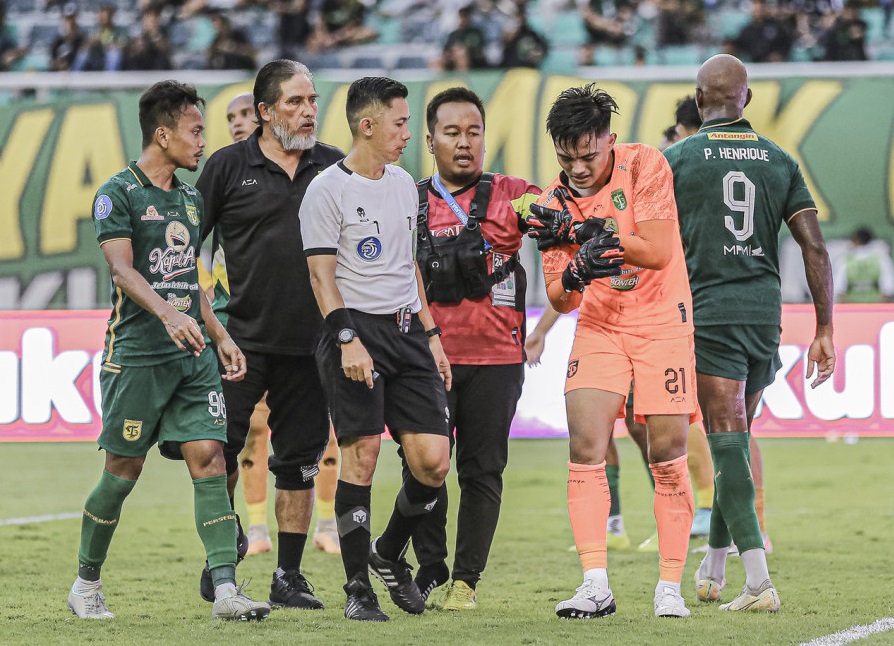 Ernando Ari Sutaryadi mengalami cedera dalam pertandingan melawan Bhayangkara FC di Stadion Gelora Bung Tomo (GBT), Minggu (4/2/2024) sore. Foto: Persebaya