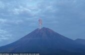 Gunung Semeru kembali erupsi pada Jumat (9/2/2024) pukul 05.39 WIB dengan tinggi letusan teramati sekitar 1.000 meter di atas puncak. Foto: Antara