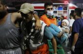 Petugas medis membawa korban serangan Israel ke sebuah rumah sakit di Gaza.