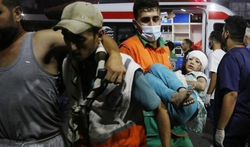 Petugas medis membawa korban serangan Israel ke sebuah rumah sakit di Gaza.
