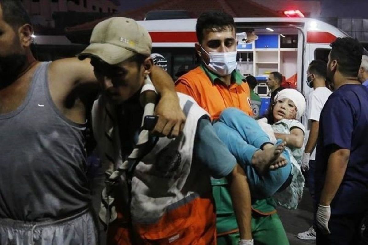 Petugas medis membawa korban serangan Israel ke sebuah rumah sakit di Gaza.