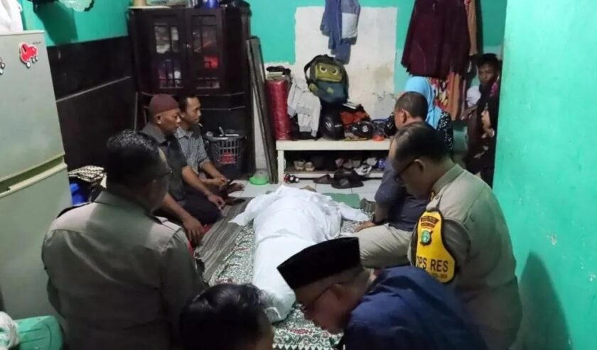 Kapolres Metro Jakarta Utara Kombes Pol Gidion Arif Setyawan melayat ke rumah duka Ketua KPPS Nomor 70 Kelurahan Rawabadak Utara Iyos Rusli di Jakarta Utara, Kamis (15/2/2024). Foto: Antara