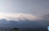 Gunung Semeru erupsi dengan letusan setinggi 700 meter di atas puncak Mahameru pada Jumat (16/2/2024) pukul 17.20 WIB. Foto: Antara