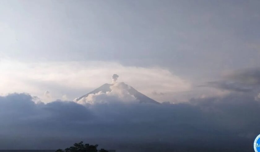 Gunung Semeru erupsi dengan letusan setinggi 700 meter di atas puncak Mahameru pada Jumat (16/2/2024) pukul 17.20 WIB. Foto: Antara