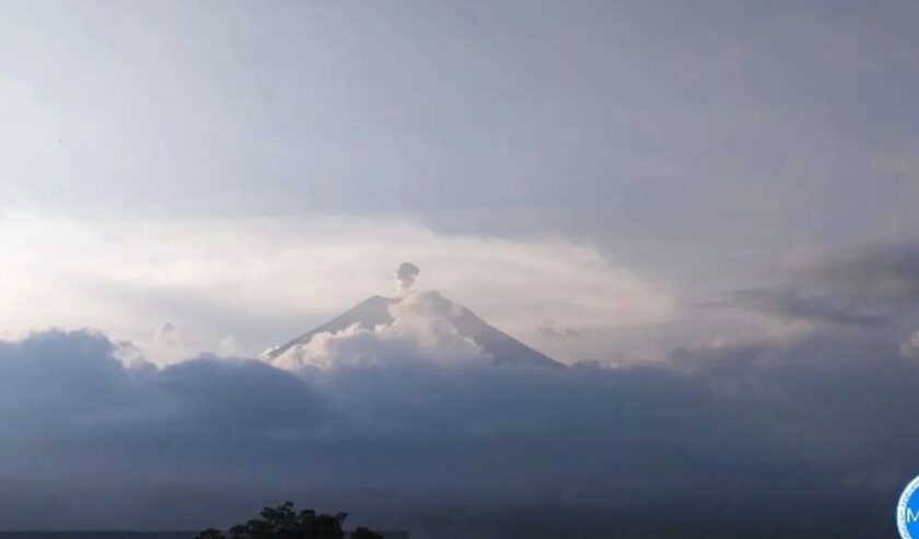 Gunung Semeru erupsi dengan letusan setinggi 700 meter di atas puncak Mahameru pada Jumat (16/2/2024) pukul 17.20 WIB. Foto: Antara